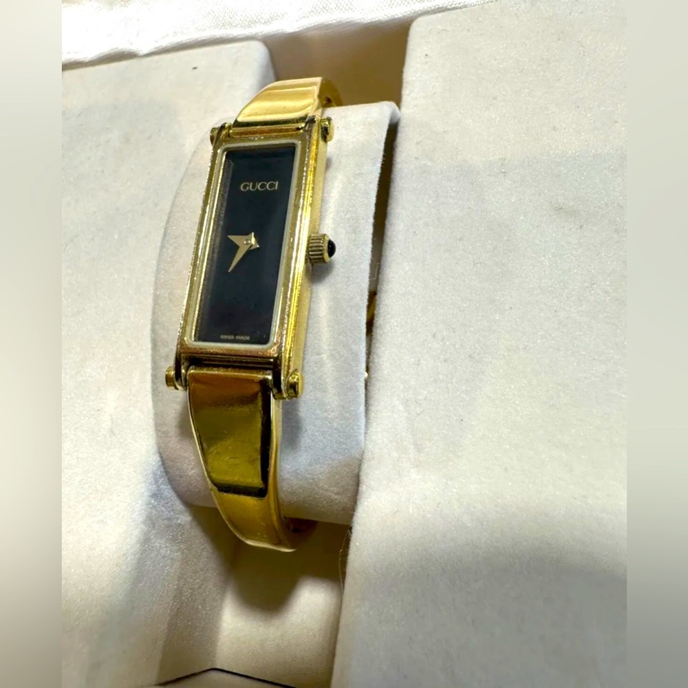 Gucci 1500L gold plated bangle watch